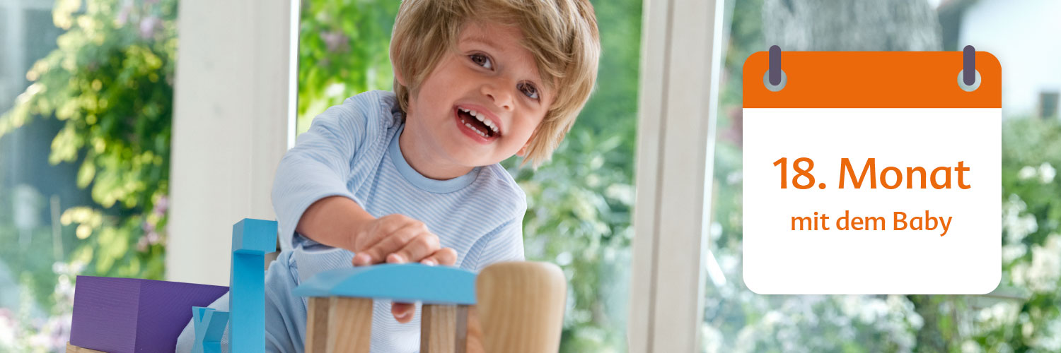 A young child is playing with wooden blocks near a window, with a calendar indicating '18. Monat mit dem Baby' (18th month with the baby) in the background.