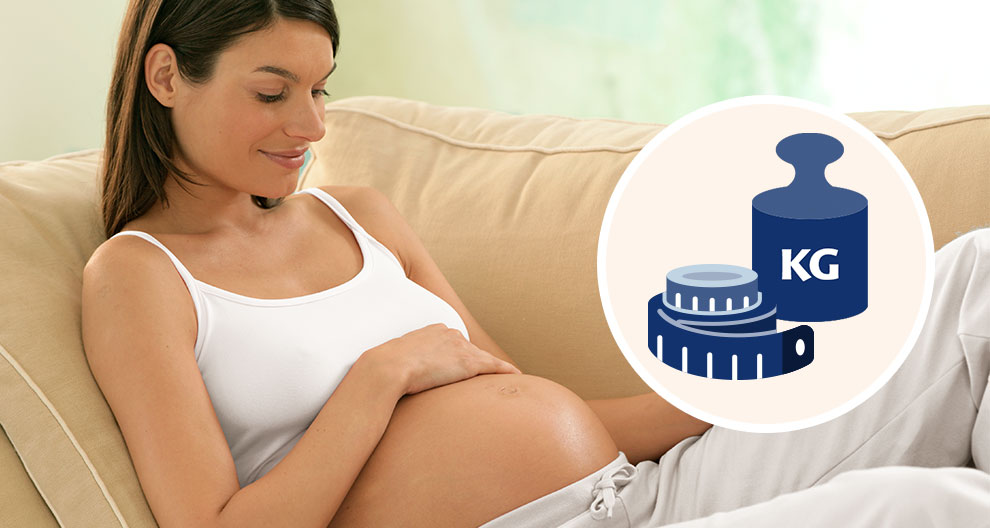A pregnant woman is sitting on a couch, with a graphic of a weight scale and kilograms in the foreground.